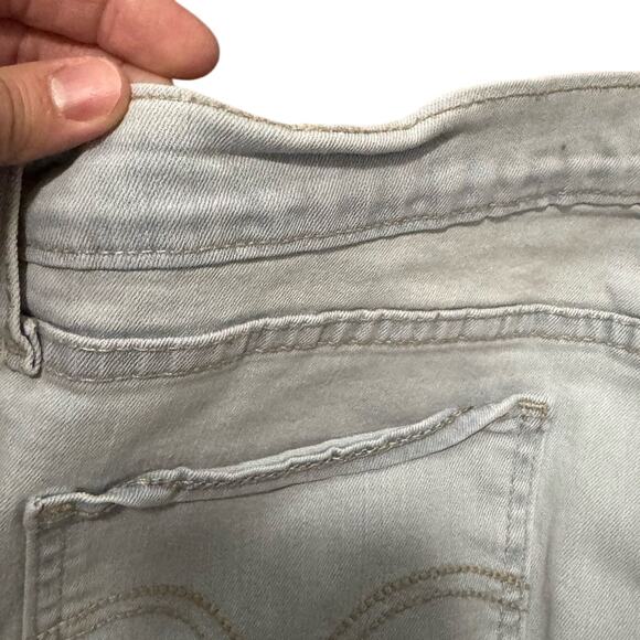 Levi's 524 Skinny Light Wash Distressed Raw Hem Low Rise Skinny Jeans Women's 31 - Picture 7 of 10